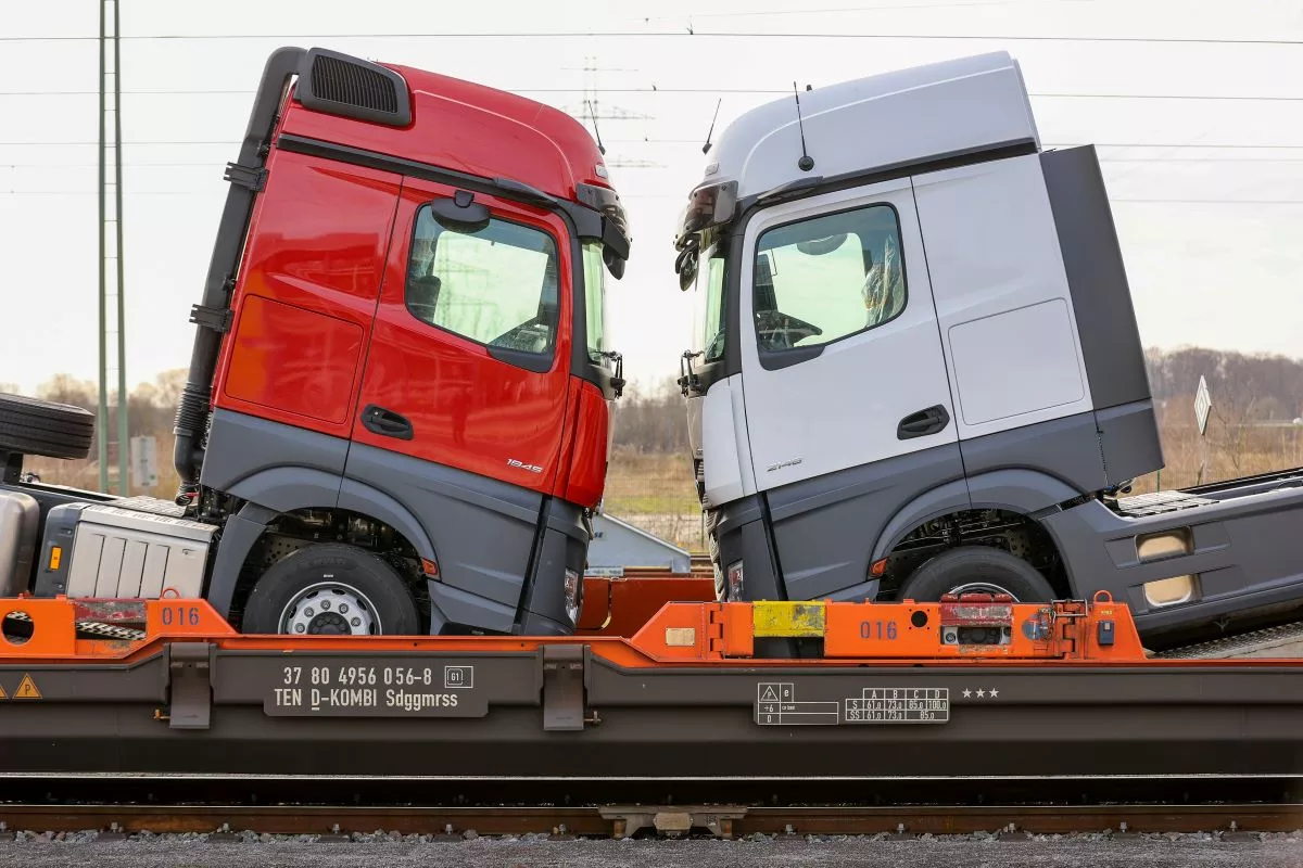 Daimler truck bloomberg